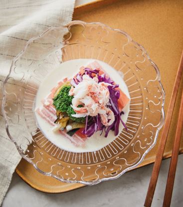 콩국물소스를 곁들인 게살 냉채