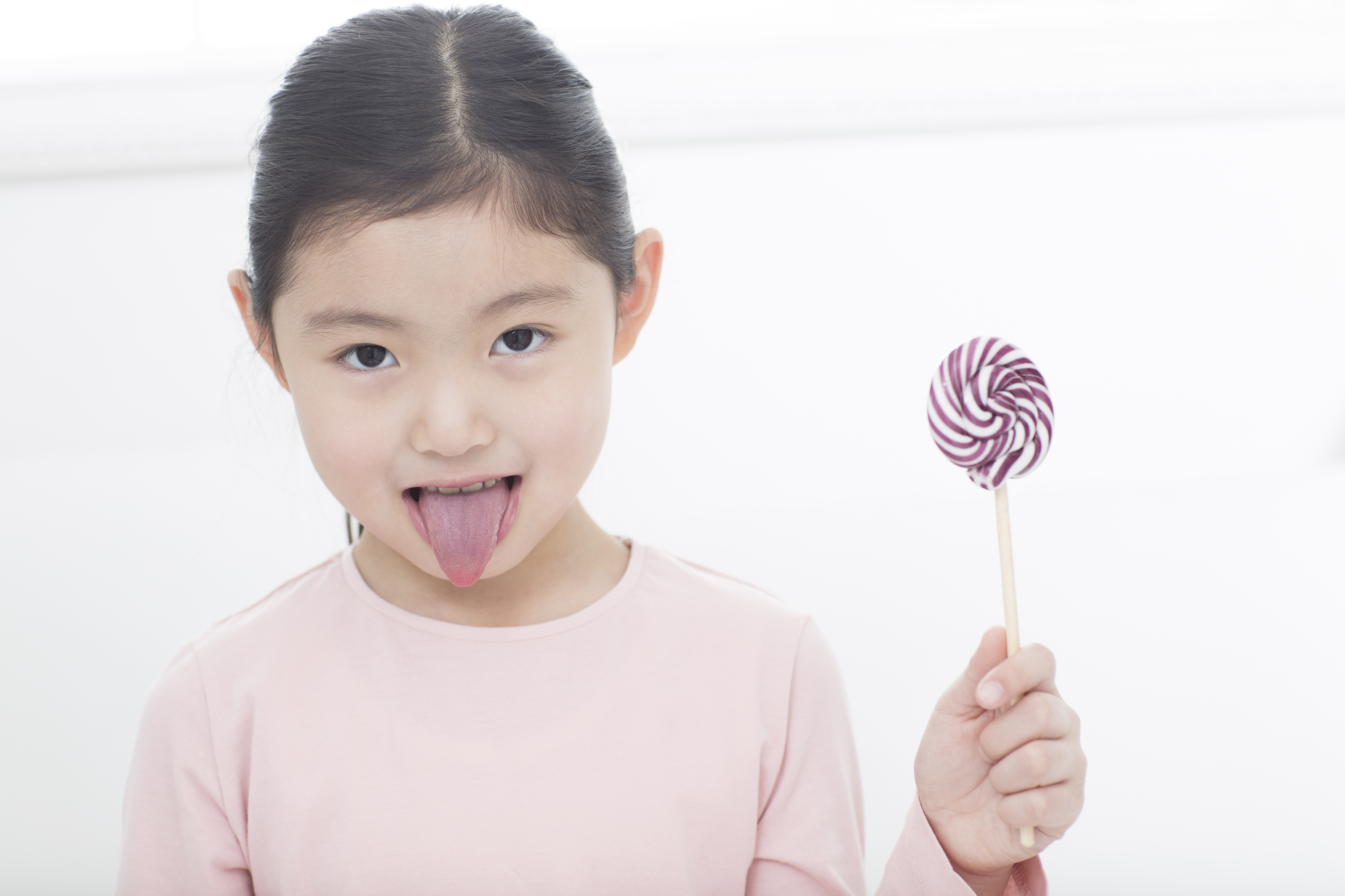 여자어린이가 사탕을 들고 있는 사진